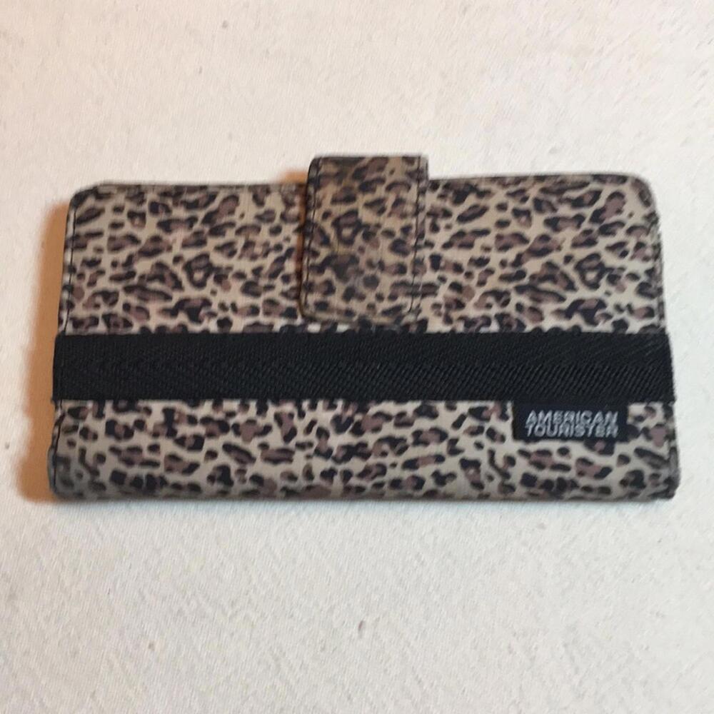 🍁American Tourister checkbook wallet.